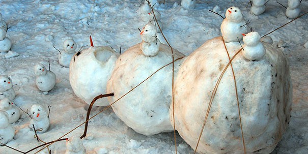 Diese Schneemänner haben einander angegriffen