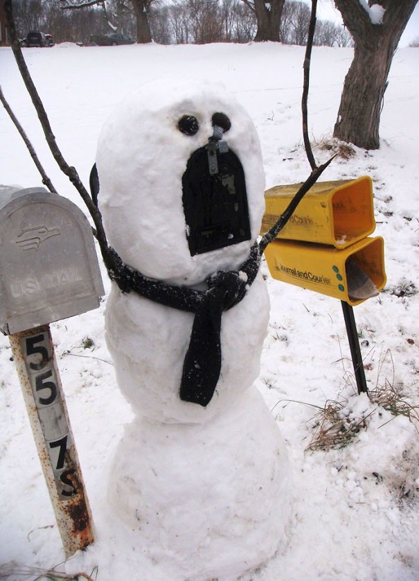 Hier hat jemand einen Schneemann als Postfach gebaut