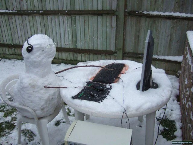 Im Garten bauen viele Menschen Schneemänner und setzen sie in lustige Kulissen