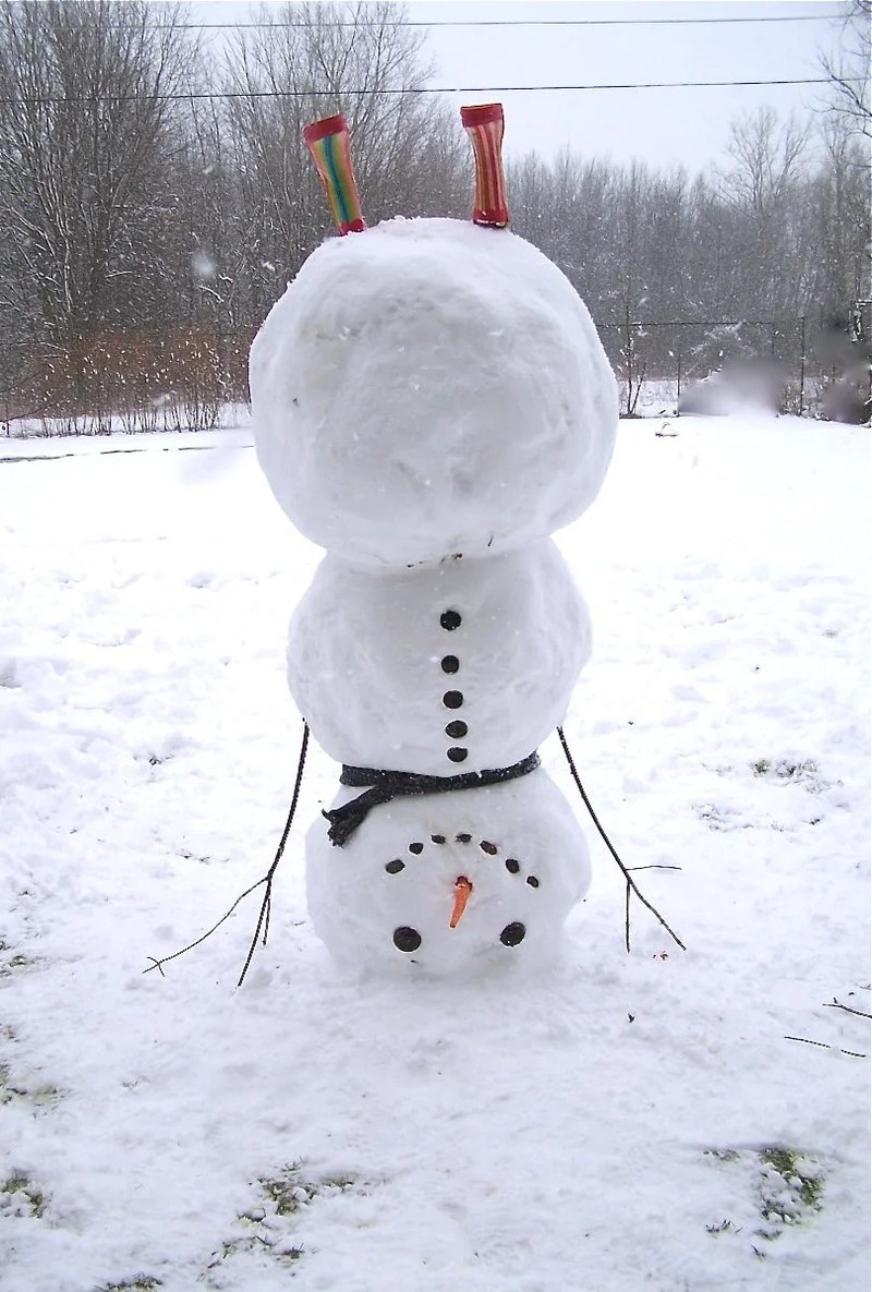 Im Winter bauen viele einen Schneemann. Auch kopfüber machen sie eine gute Figur