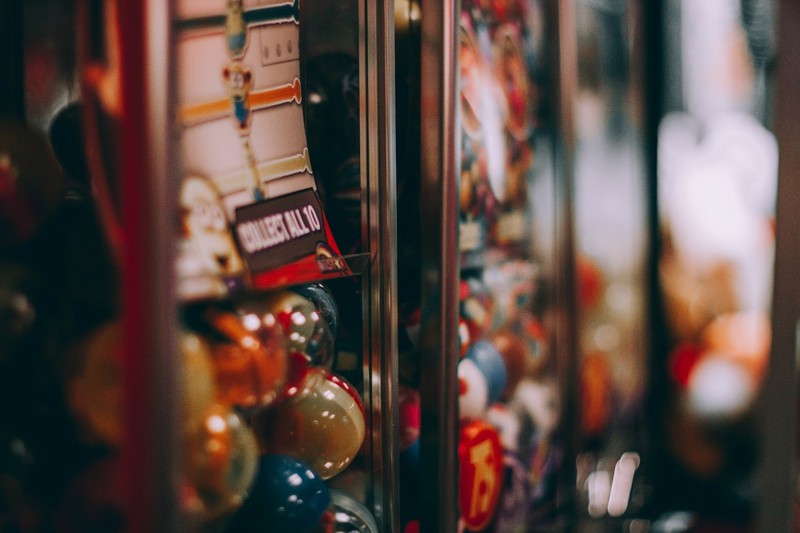 Ein Spielautomat steht im Casino