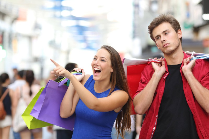 Ein Instagram Account zeigt, dass Männer das Shoppen mit Frauen hassen