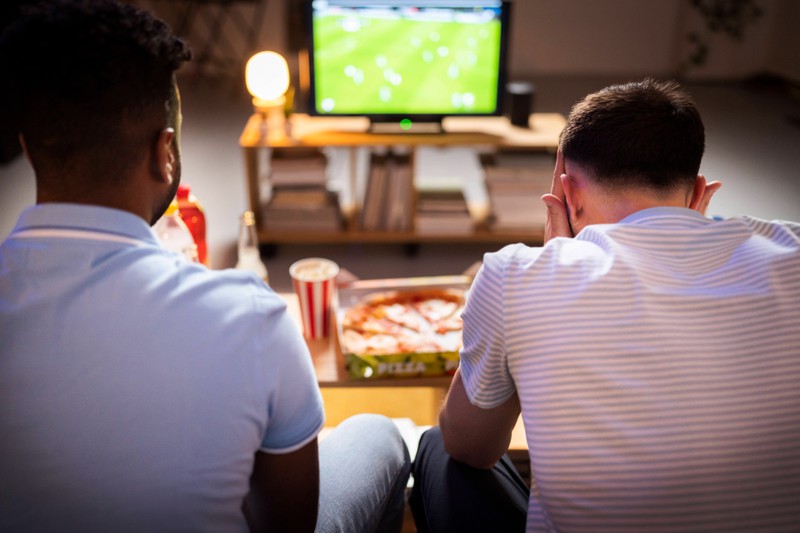 Freunde schauen zusammen Fußball