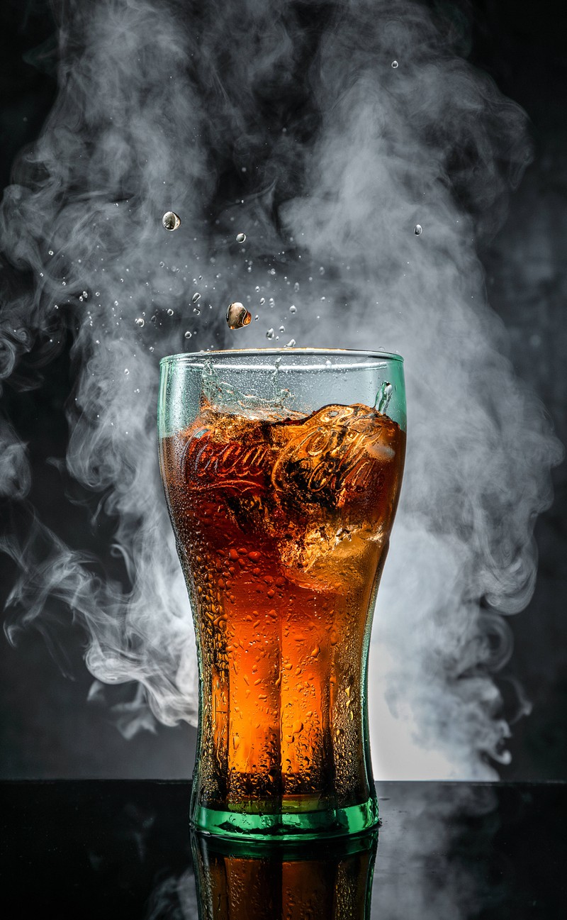 Cola im Glas, rauchender Hintergrund