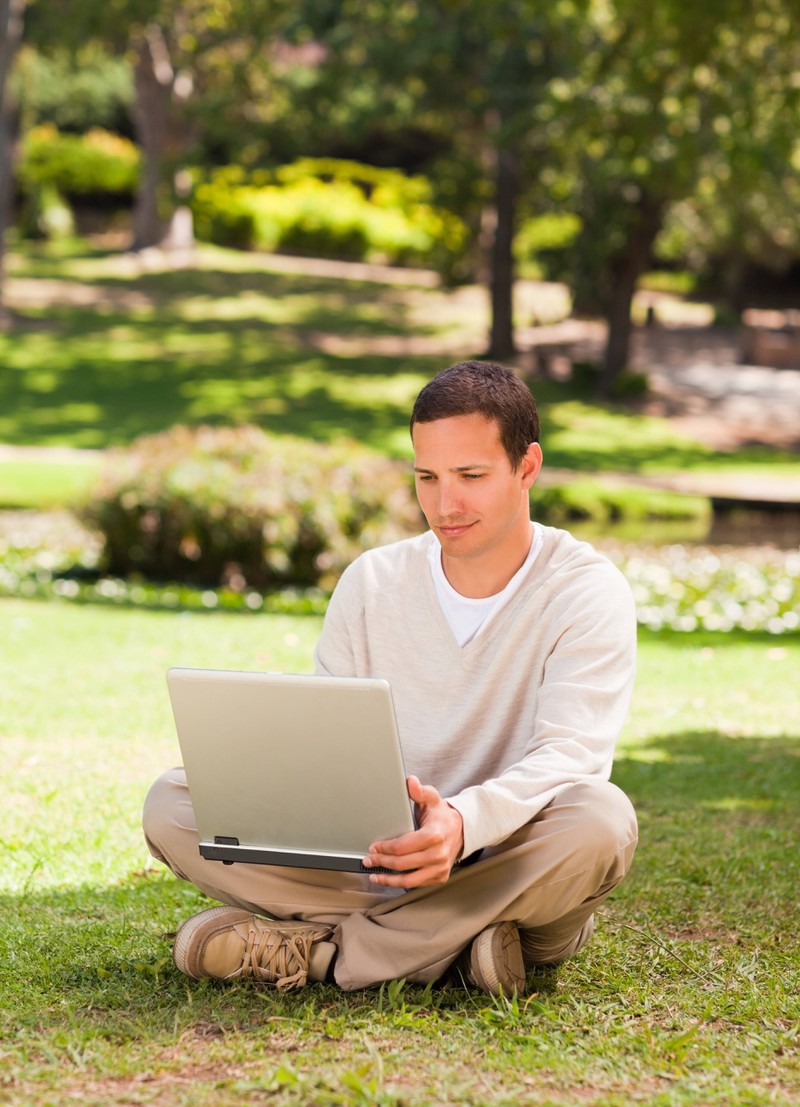 Im Sommer arbeiten viele Menschen gern draußen an ihren Laptops