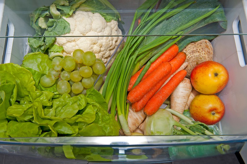 Nahaufnahme eines Gemüsefachs im Kühlschrank