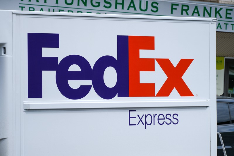 Im Logo von "Fedex" befindet sich ein Pfeil
