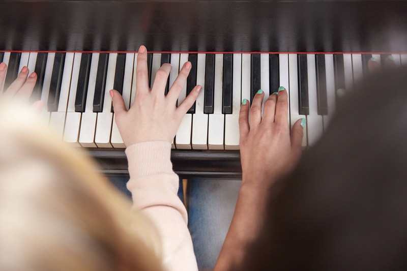 Besonders Berufsmusiker*innen klagen oft über die Unbeweglichkeit des Ringfingers.