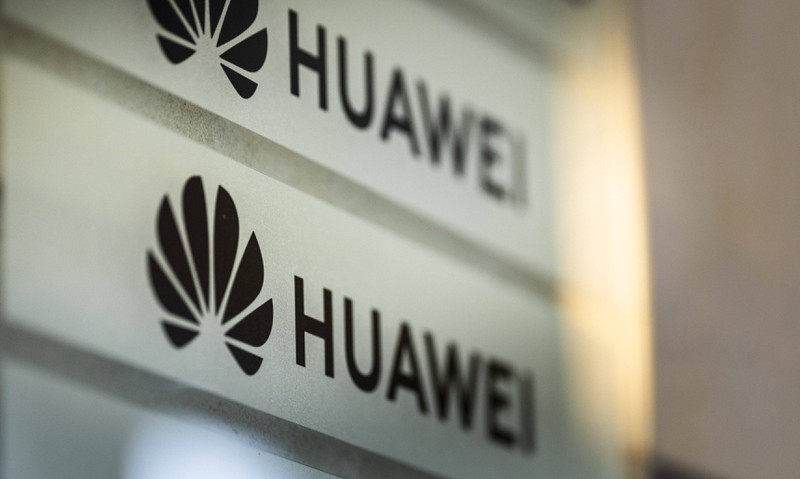 Huawei Logo auf einem Schild.