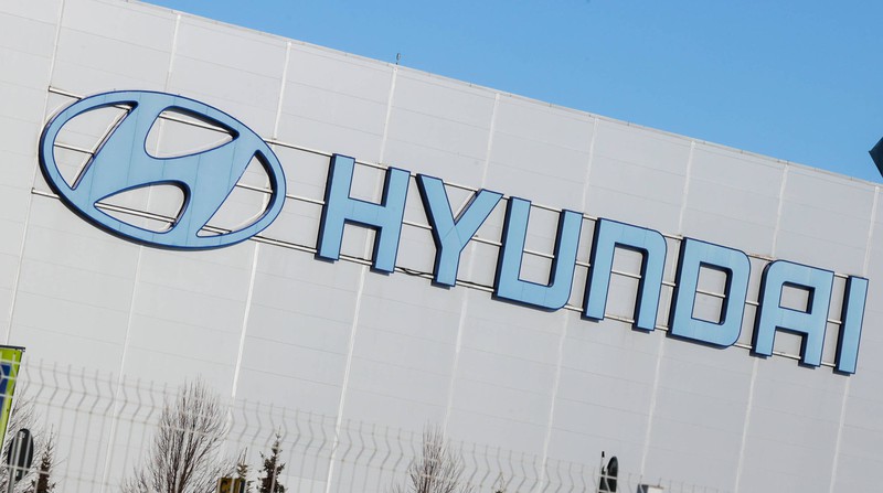 Hyundai Logo an einem Gebäude.