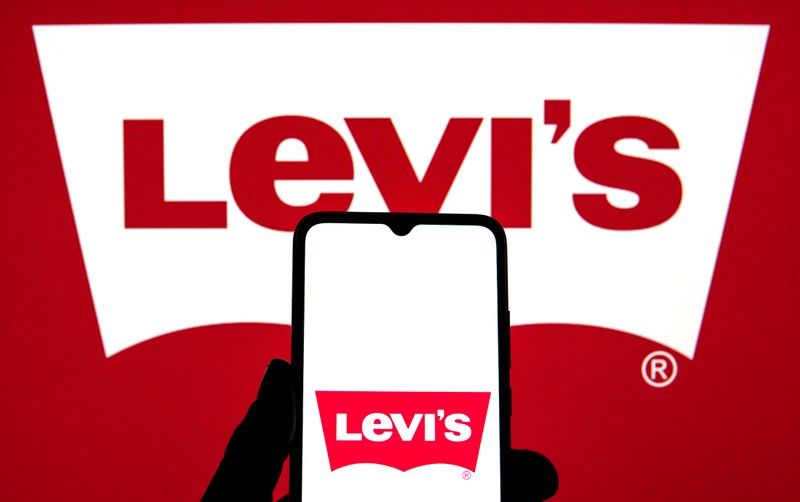 Levi's Markenname auf Handy und im Hintergrund.