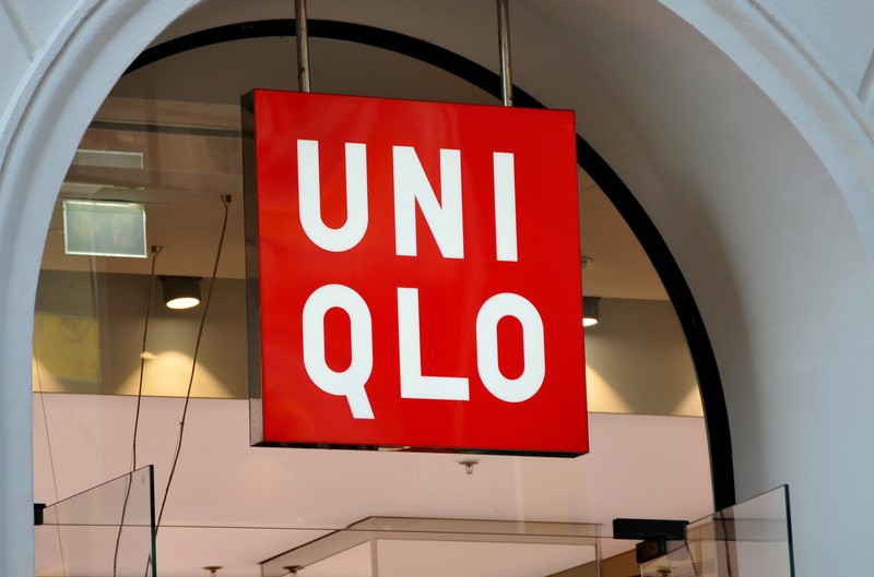 Uniqlo Ladenschild in einer Einkaufsstraße.