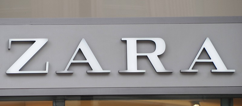 Zara Logo vor einem Einkaufsladen.