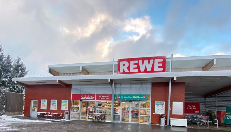 Bei Rewe werden Tiefkühlprodukte zurückgerufen.