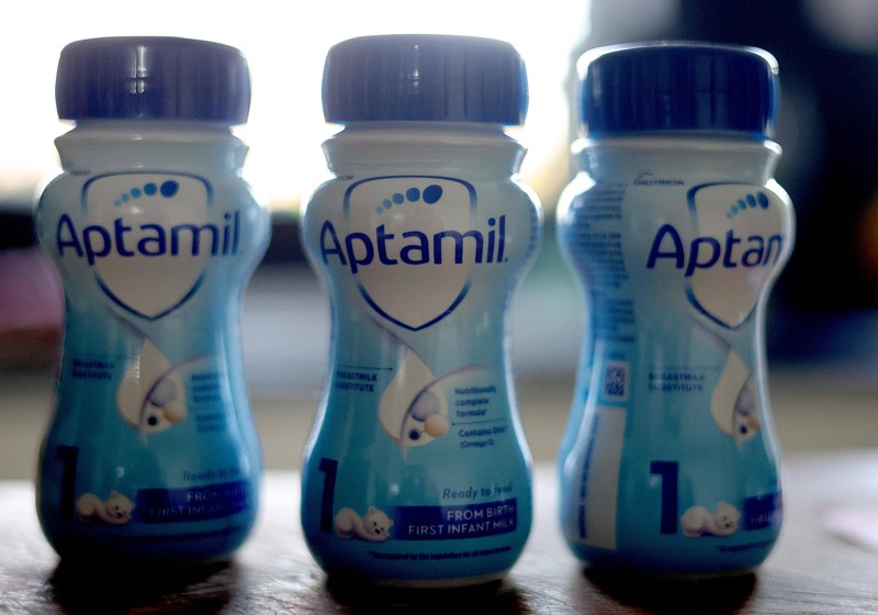 Danone muss weitere Chargen seiner Babynahrung zurückrufen. Betroffen sind die Marken Aptamil und Milumil.