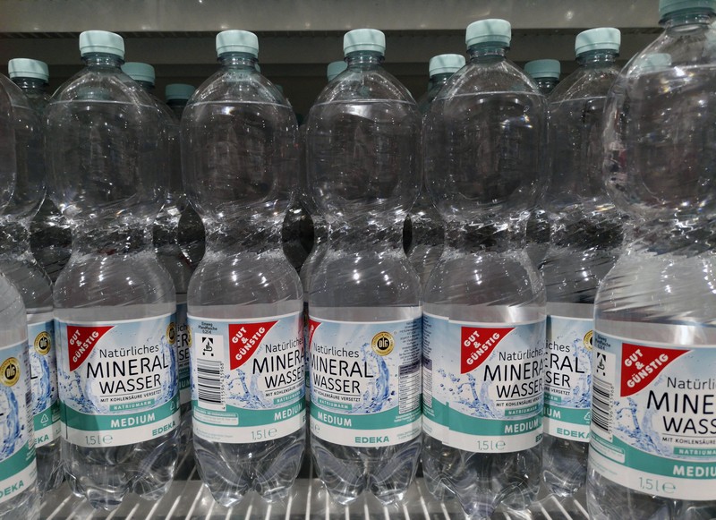 In Deutschland gibt es im Juli 2025 einen großen Rückruf von Mineralwasser.