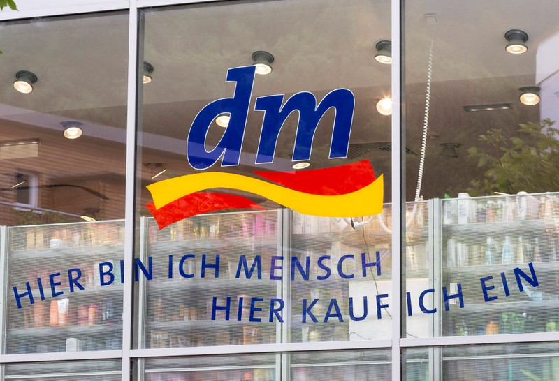 dm hat beschlossen, rund 100 Filialen in Deutschland mit Self-Checkout-Terminals auszustatten.