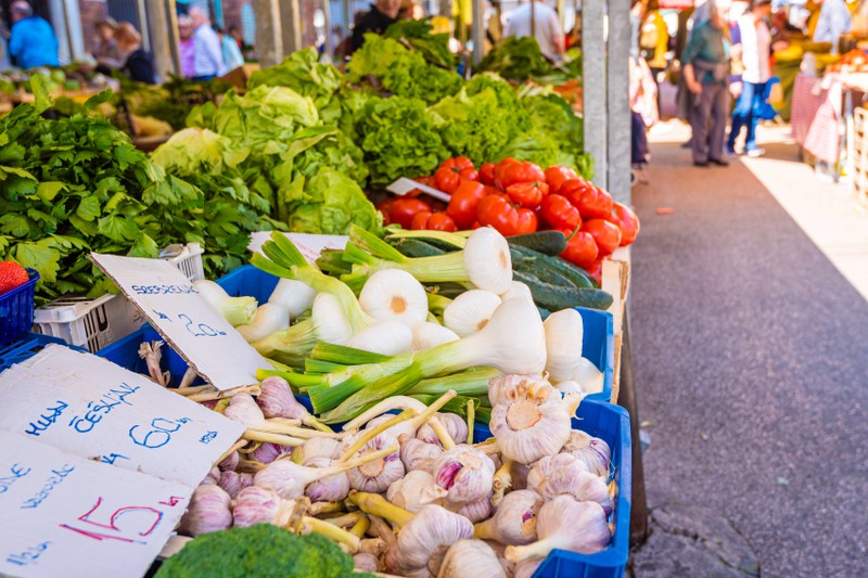 Auf dem Wochenmarkt gibt es frisches Obst und Gemüse zum kleinen Preis.