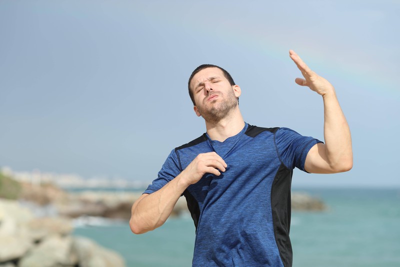 Auch wenn wir uns jedes Jahr auf den Sommer freuen, kann uns die Hitze gesundheitlich zu schaffen machen.