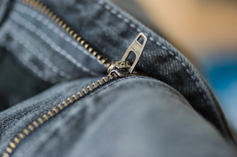 Eine Jeanshose mit einem Reißverschluss haben immer eine Verriegelung.