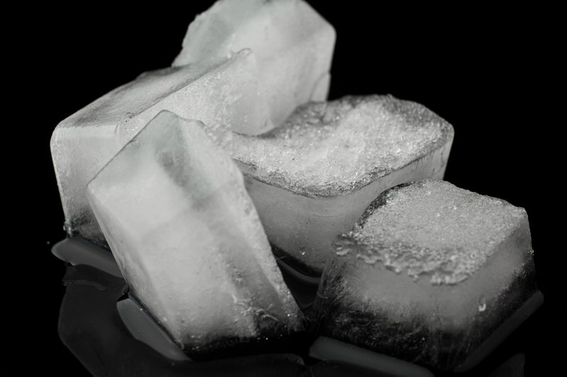 Eiswürfel im Trockner können gegen faltige Kleidung helfen.