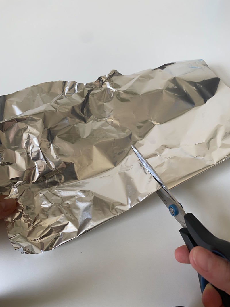 Mit einer Aluminiumfolie kann man eine Schere schärfen.
