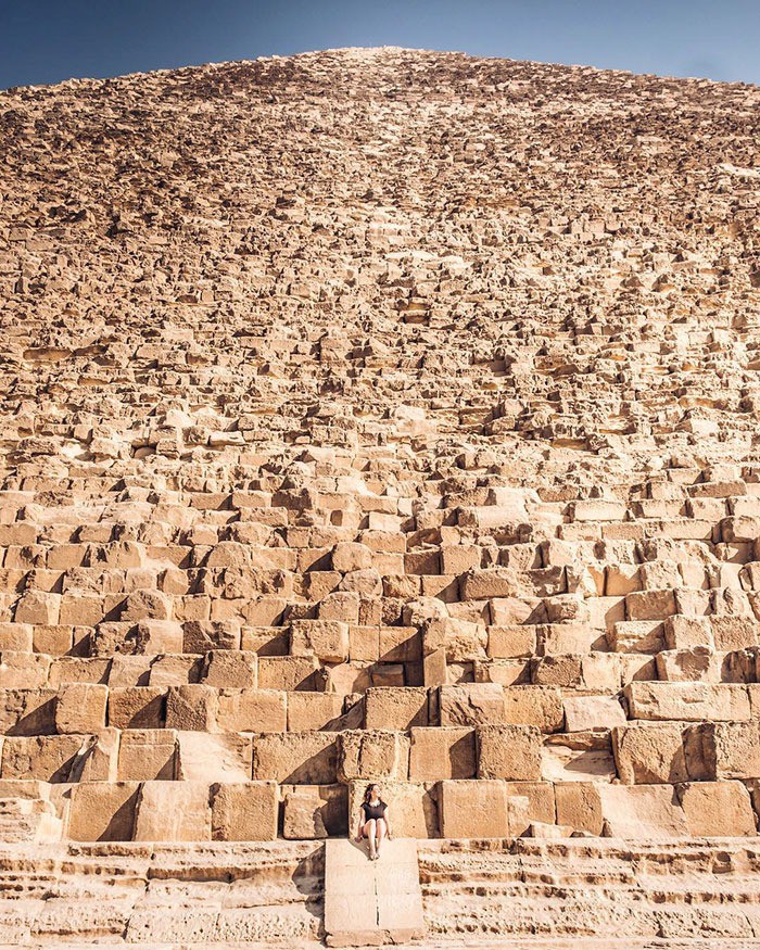 Pyramiden im Vergleich zu einer Frau