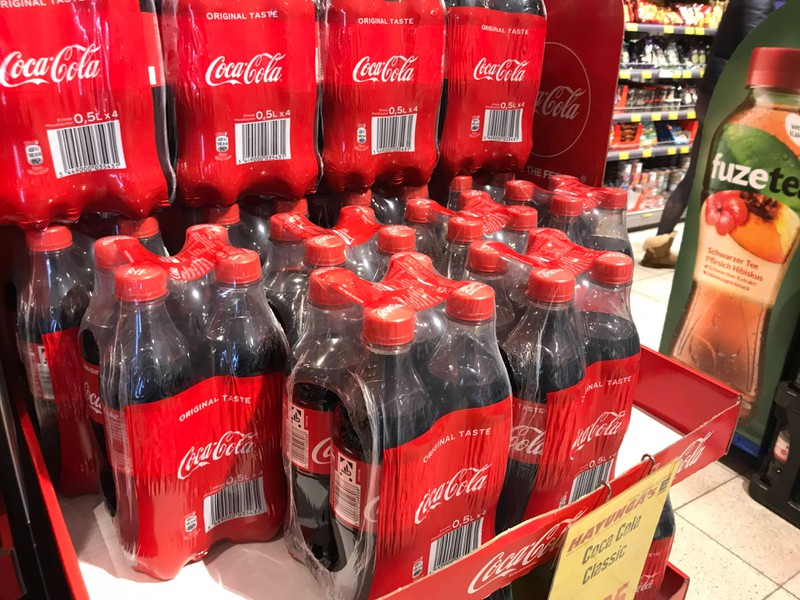 Coca-Cola droht der Supermarktkette Edeka mit Lieferstopps, weil sie die erhöhten Preise nicht zahlen will