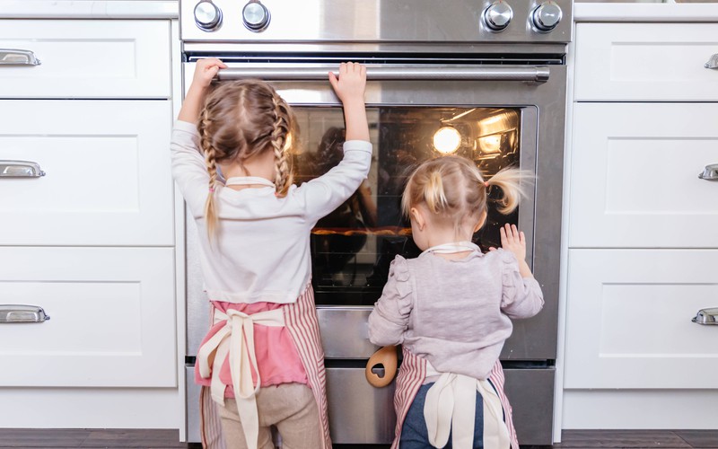 Mit einfachen Hausmitteln bekommst du deinen Ofen sauber.