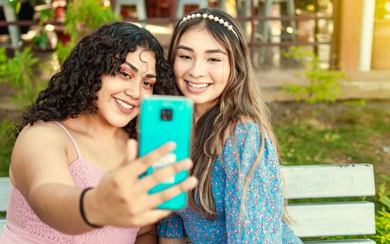 Immer mehr Menschen machen Selfies mit ihren Freunden.