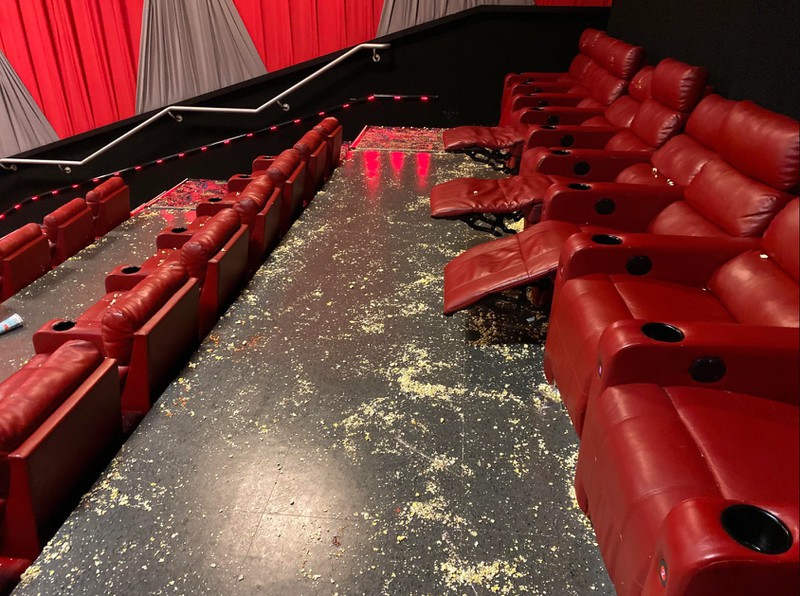 Ein Kinosaal sieht nach einem Film ziemlich demoliert aus.