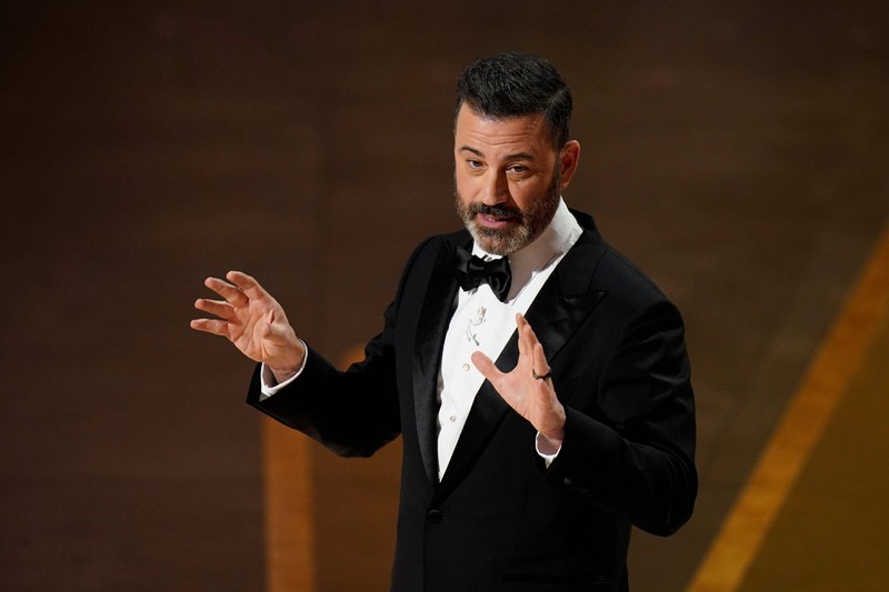 Der US-amerikanische Talkshow-Moderator, Comedian und Produzent Jimmy Kimmel leidet unter Narkolepsie.
