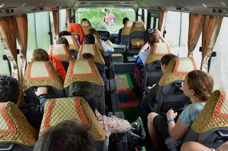 Ein Bus mit Fahrgästen in Vietnam