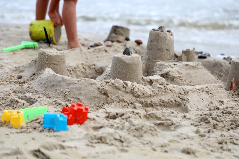 Mehrere Sandburgen sind am Strand aufgebaut