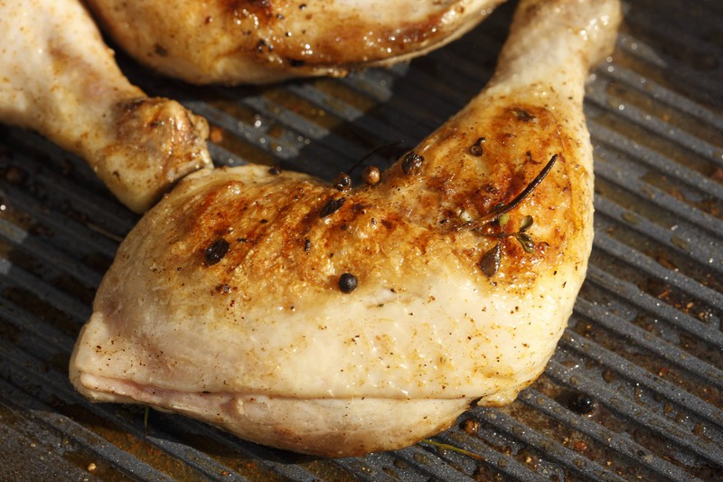 Bereits gekochtes Hähnchen kann immer noch Salmonellengefahr haben