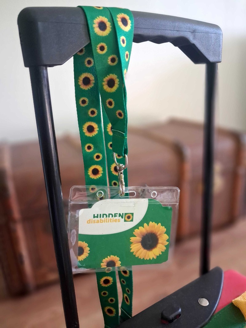 Das Sonnenblumensymbol hilft Menschen mit unsichtbaren Behinderungen am Flughafen.