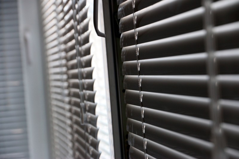 Geschlossene Rolläden können Wärme in der Wohnung halten.