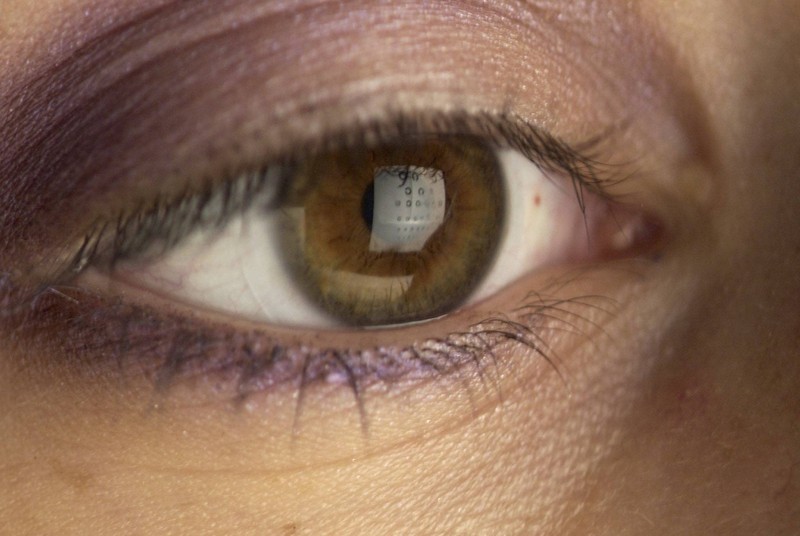 Eine Frau in grünen und roten Farben ist ansatzweise schon ein Sehtest