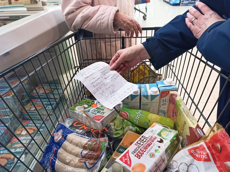 Im Supermarkt nehmen viele einen Einkaufszettel oder eine Liste mit, um die passenden Lebensmittel für ihr Abendessen auszuwählen