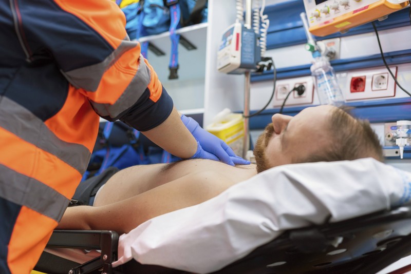 Eine Sepsis kannst du nicht ohne ärztliche Hilfe bändigen. Suche immer eine Notaufnahme auf.