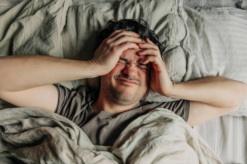 Er liegt im Bett: Ein Mann leidet unter Sepsis