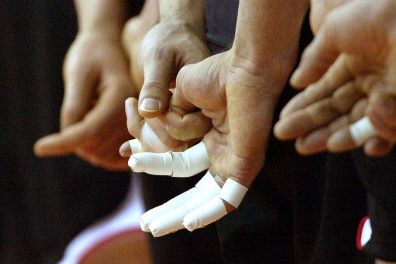Die Idee, die Finger zu tapen, ist den meisten wahrscheinlich aus dem Sportbereich bekannt. Doch Taping kann auch ein effektiver Trick sein, um sich das Nägelkauen abzugewöhnen.