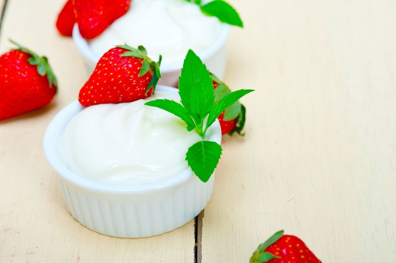 Joghurt und Quark sehen ähnlich aus, unterscheiden sich jedoch in der Herstellung und im Geschmack.