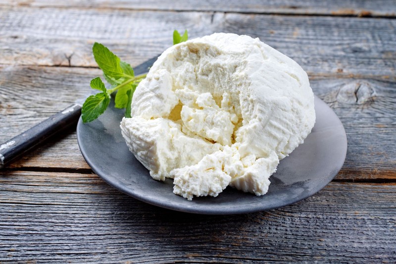 Ricotta und Hüttenkäse mögen sich optisch ähneln, doch durch ihre unterschiedliche Herstellungsart, schmecken sie unterschiedlich.