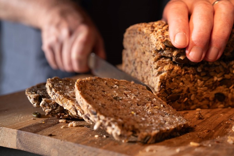 Vollkornbrot oder Mehrkornbrot sind beides gesunde Alternativen zum Weißmehlbrot.