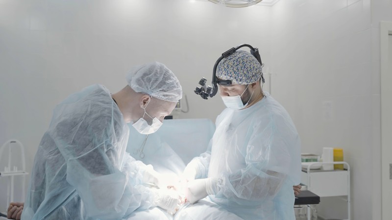 Im Krankenhaus vertraut man wildfremden Menschen.