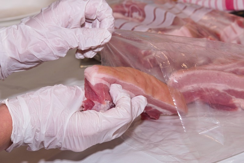 Wenn mit rohem Fleisch gearbeitet wird, sollte Hygiene das A und O sein.
