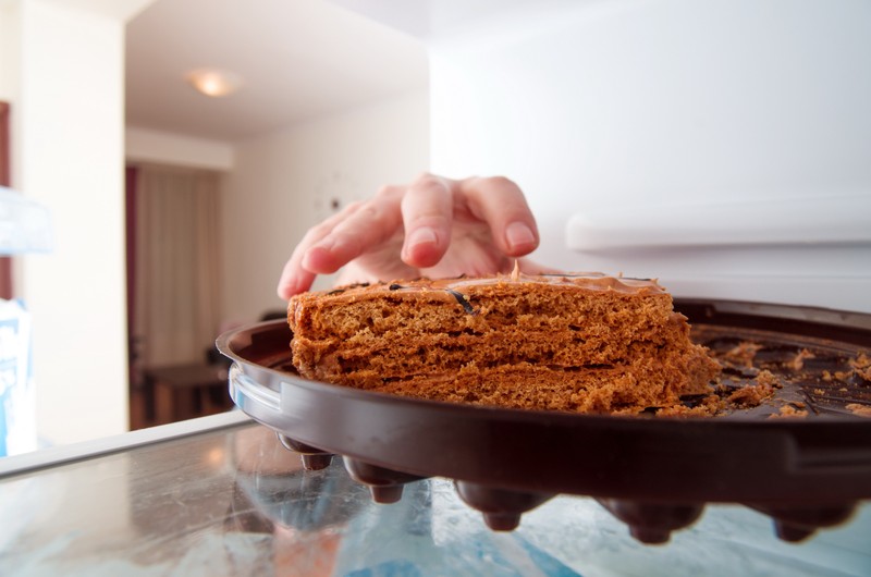 Auch Kuchen kann im Kühlschrank frisch gehalten werden.