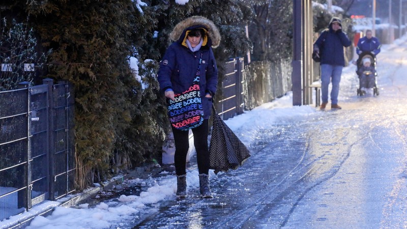Gurkenwasser statt Streusalz – einfach mit heißem Wasser mischen, auf vereiste Stellen gießen.