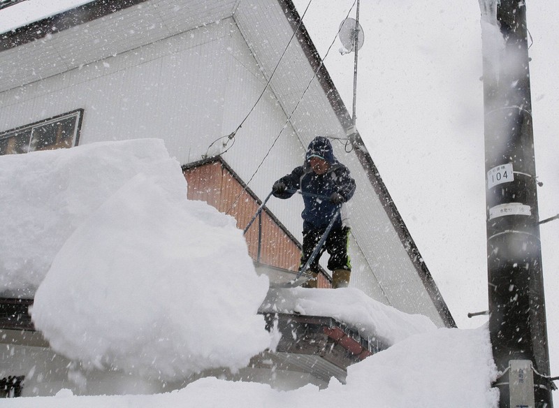 Ob Eigentümer*innen bei Schnee auf dem Dach handeln müssen, hängt von der Zumutbarkeit ab und wird rechtlich unterschiedlich bewertet.